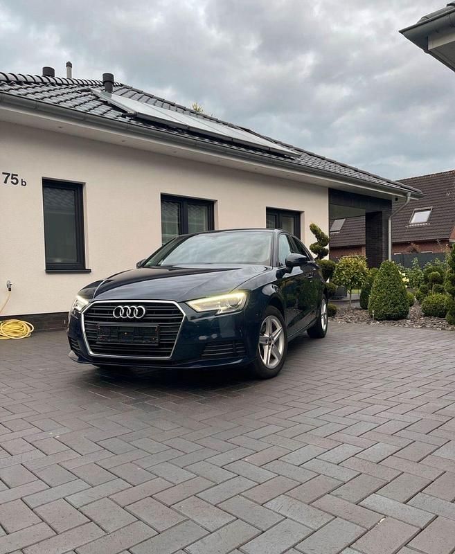 Blau Gebraucht 2017 Audi A3 Attraction Limousine | 15.500 € (Superpreis) - Bild 1/4