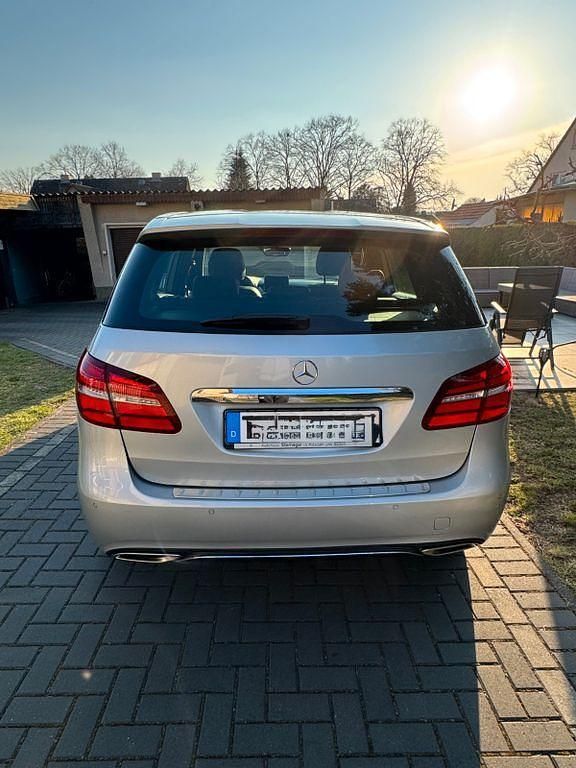 Gebraucht Mercedes B180 109 PS (80 kW) 2016 Silber Van / Kleinbus