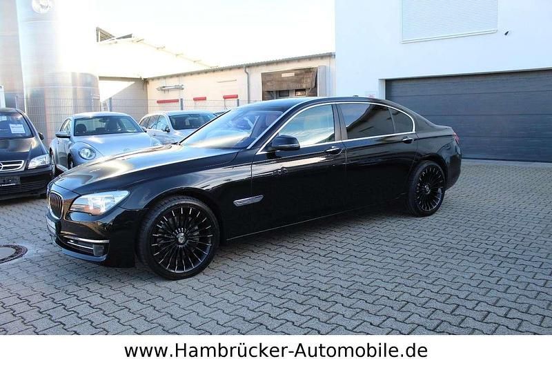 Black sapphire metallic Gebraucht 2013 BMW 730 Limousine | 16.490 € (Fairer Preis) - Bild 1/4