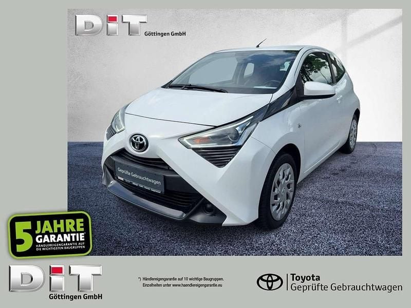 Weiß Gebraucht 2021 Toyota Aygo X-play Kleinwagen | 8.590 € (Guter Preis) - Bild 1/4