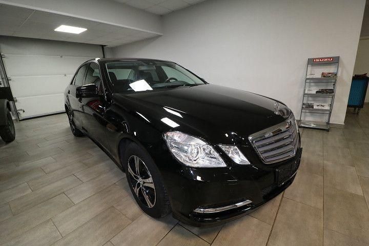 Schwarz Gebraucht 2011 Mercedes E200 Limousine | 12.890 € (Fairer Preis) - Bild 1/4