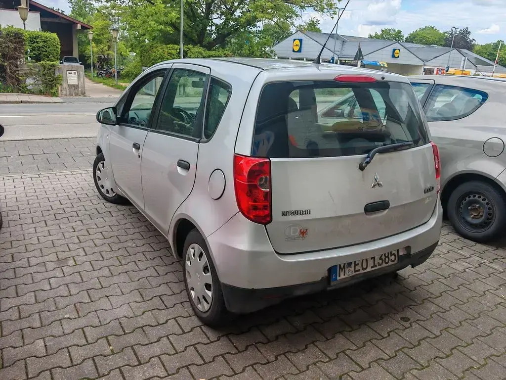 Gebraucht Mitsubishi Colt Invite 95 PS (69 kW) 2009 Silber Kleinwagen