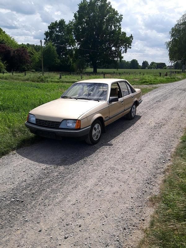 Gold Gebraucht 1983 Opel Rekord Limousine | 3.900 € - Bild 1/4