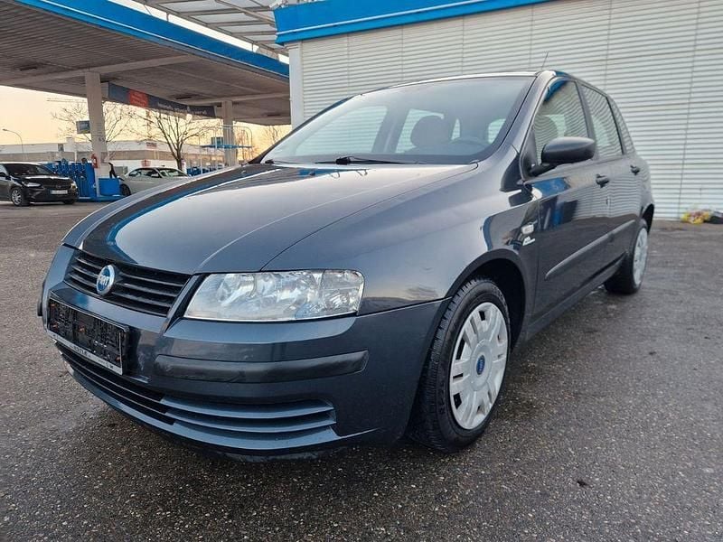 Grau Gebraucht 2005 Fiat Stilo Limousine | 690 € (Superpreis) - Bild 1/4