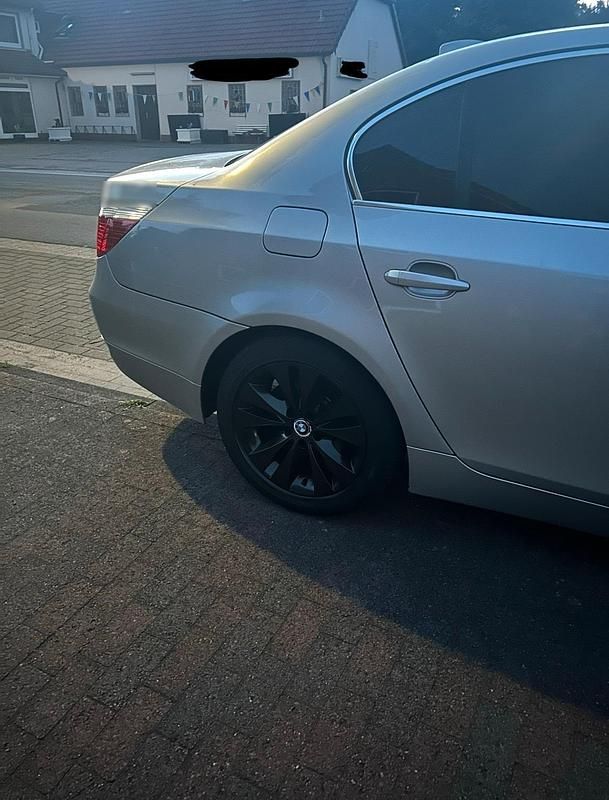 Gebraucht BMW 530 231 PS (169 kW) 2005 Silber Limousine