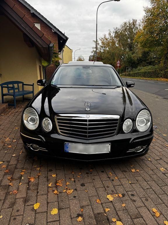 Schwarz Gebraucht 2008 Mercedes E300 Avantgarde Limousine | 5.950 € (Fairer Preis) - Bild 1/4