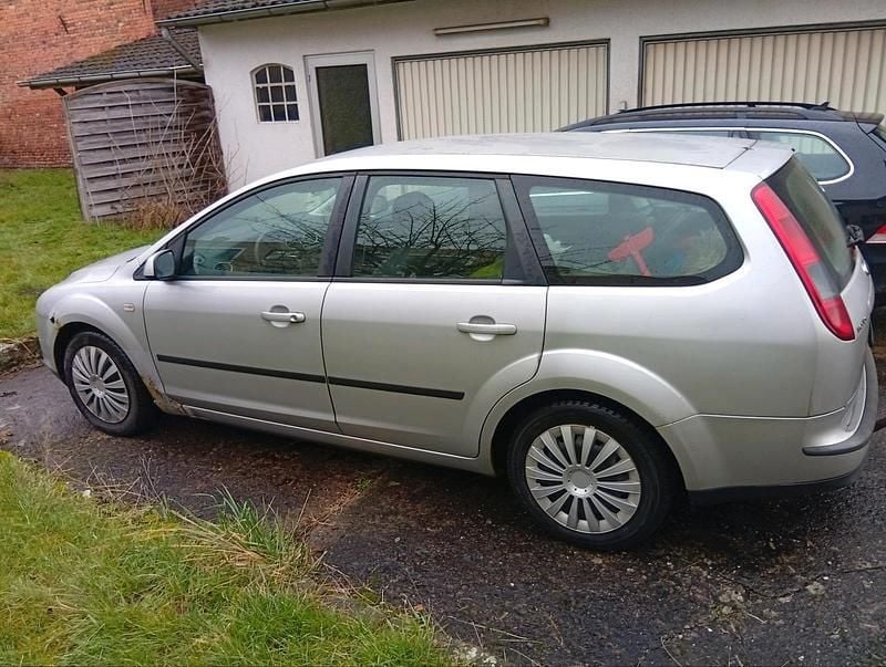 Grau Gebraucht 2007 Ford Focus Kombi | 400 € (Superpreis) - Bild 1/4