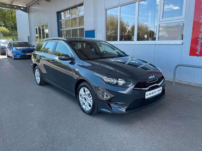 Dark penta metal m Gebraucht 2024 Kia Ceed Sportswagon Vision Kombi | 24.490 € (Fairer Preis) - Bild 1/4
