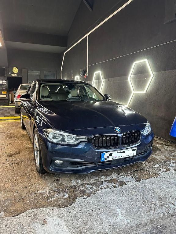 Blau Gebraucht 2016 BMW 330 Sport Line Limousine | 14.700 € (Etwas zu teuer) - Bild 1/1
