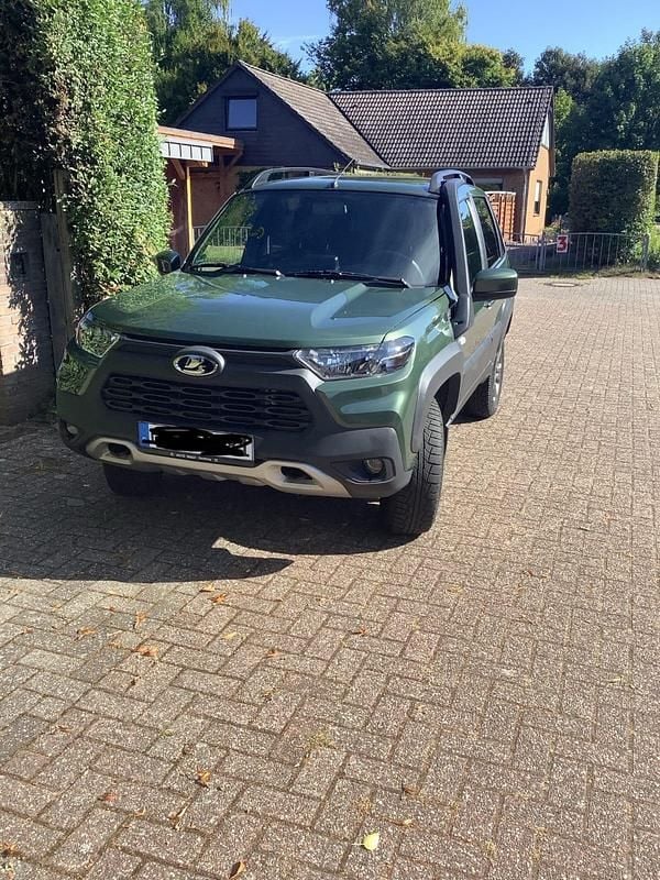 Grün Gebraucht 2021 Lada niva SUV | 15.700 € (Guter Preis) - Bild 1/4