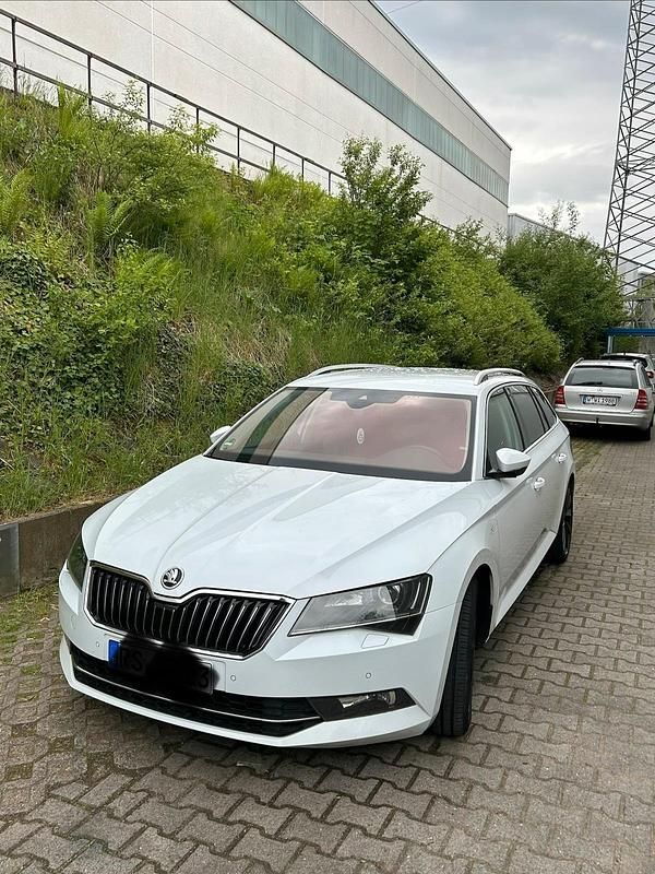 Weiß Gebraucht 2016 Skoda Superb LAURIN & KLEMENT Kombi | 13.900 € (Fairer Preis) - Bild 1/4