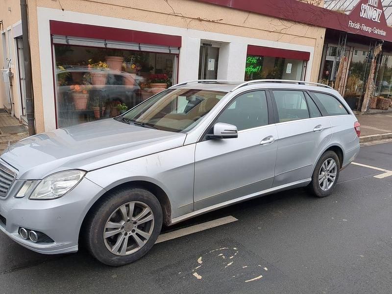 Gebraucht Mercedes E220 170 PS (125 kW) 2011 Silber Limousine