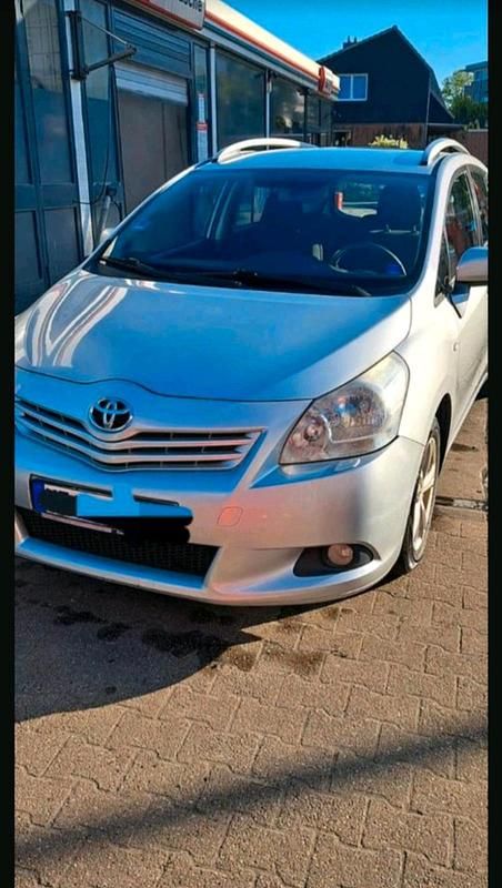 Silber Gebraucht 2011 Toyota Verso Van / Kleinbus | 6.000 € (Fairer Preis) - Bild 1/4