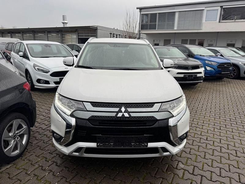 Weiß Gebraucht 2019 Mitsubishi Outlander P-HEV Basis SUV | 16.990 € (Guter Preis) - Bild 1/4