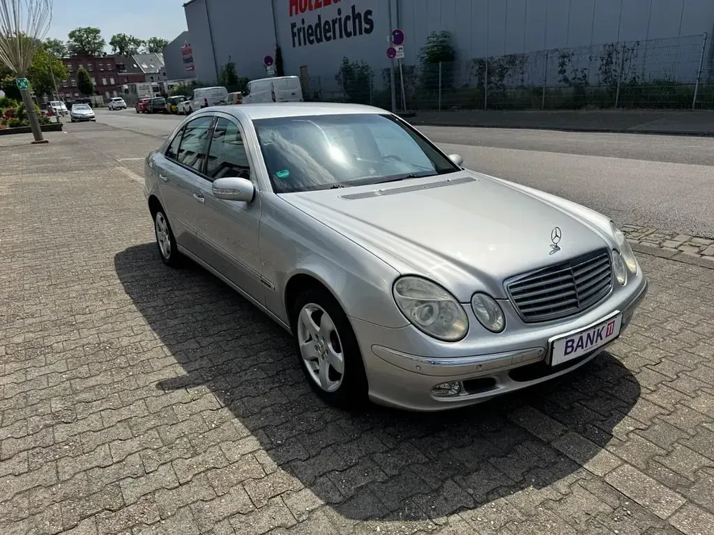 Gebraucht Mercedes E220 150 PS (110 kW) 2002 Silber Limousine