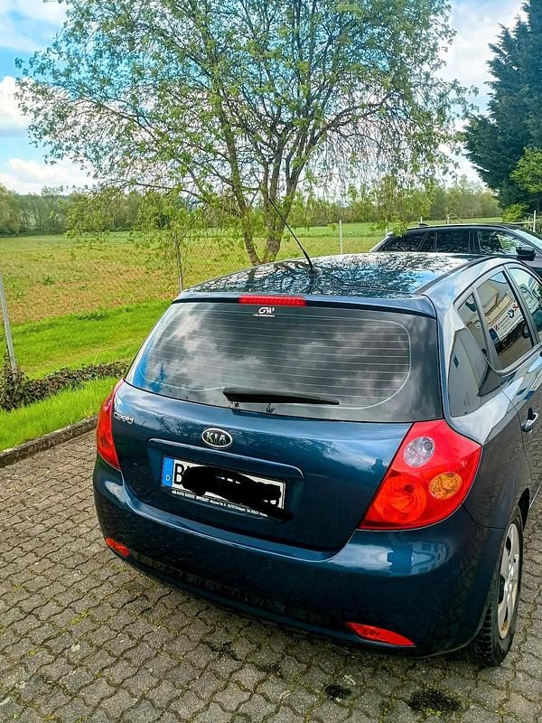 Gebraucht Kia Ceed 126 PS (92 kW) 2009 Blau Kleinwagen