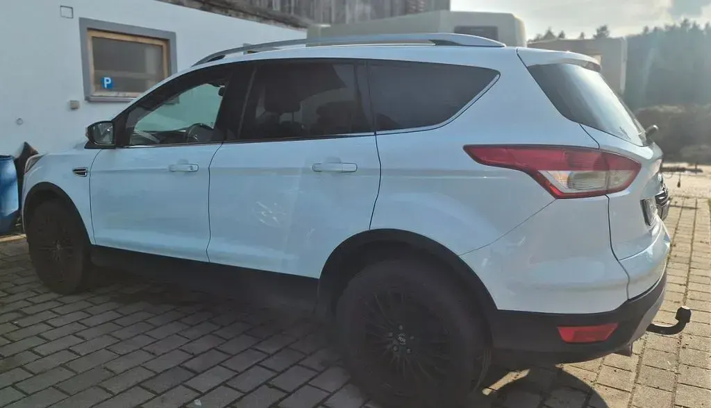 Gebraucht Ford Kuga Trend 150 PS (110 kW) 2015 Weiß SUV