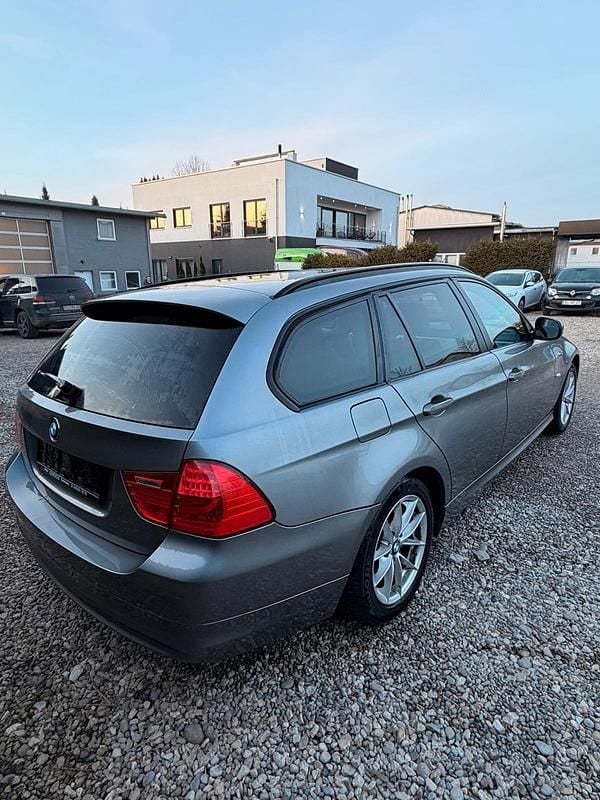 Gebraucht BMW 318 143 PS (105 kW) 2011 Grau Kombi