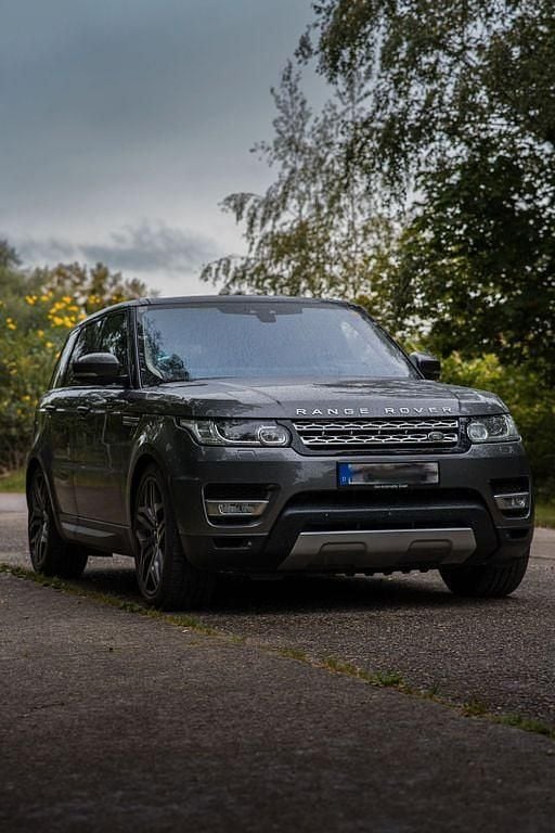 Grau Gebraucht 2017 Land Rover Range Rover Sport HSE Dynamic SUV | 24.499 € (Teuer) - Bild 1/4
