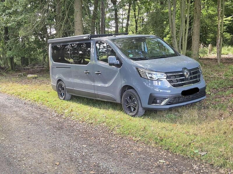 Grau Gebraucht 2023 Renault Trafic Life Van / Kleinbus | 30.100 € (Superpreis) - Bild 1/4