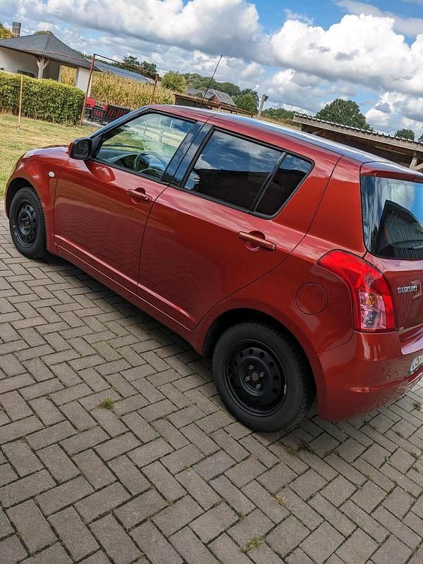 Braun Gebraucht 2009 Suzuki Swift Kleinwagen | 3.999 € (Fairer Preis) - Bild 1/4