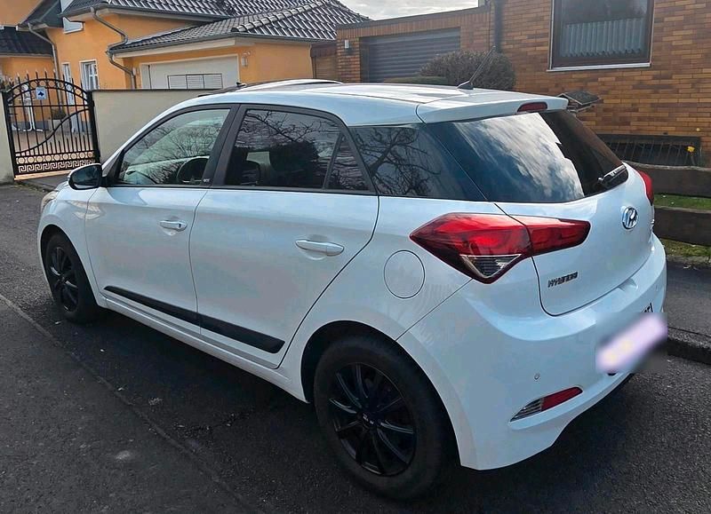 Gebraucht Hyundai i20 84 PS (61 kW) 2017 Weiß Kleinwagen