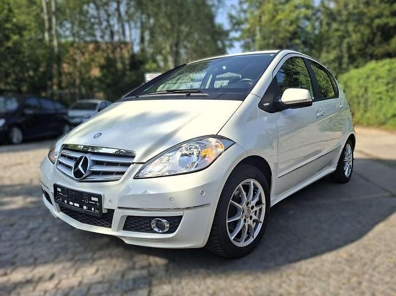 Calcitweiss/zirrusweiss Gebraucht 2011 Mercedes A160 Kleinwagen | 5.900 € (Fairer Preis) - Bild 1/4