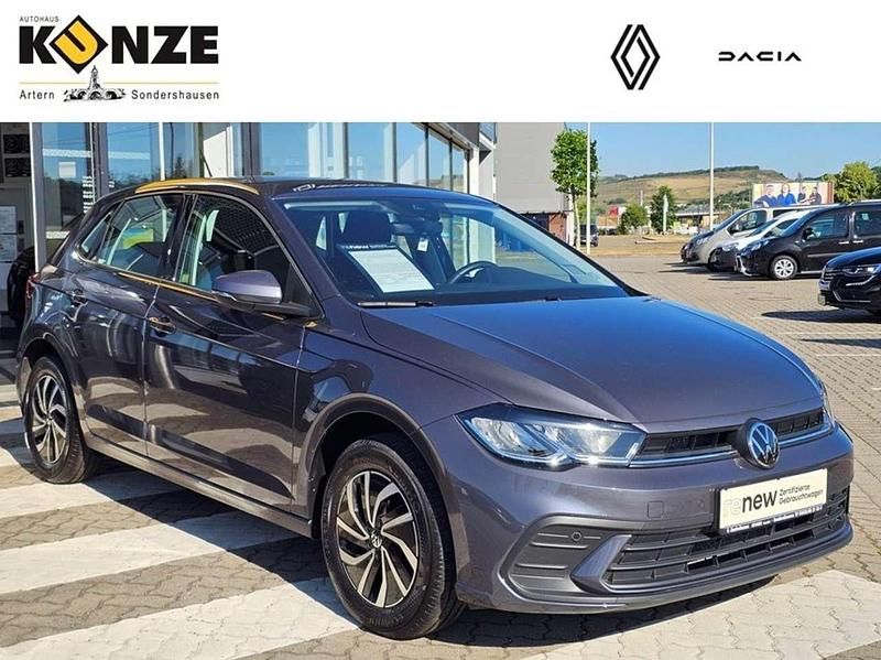 Grau (rauchgraumetallic (grau)) Gebraucht 2024 VW Polo Life Limousine | 19.690 € (Fairer Preis) - Bild 1/4