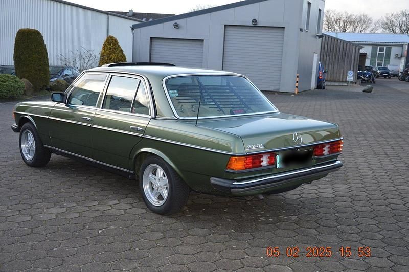Gebraucht Mercedes E230 136 PS (100 kW) 1983 Grün Limousine