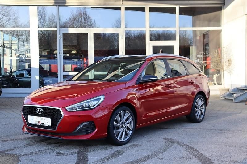 Gebraucht Hyundai i30 Passion Plus 140 PS (102 kW) 2018 Fiery red / mic Kombi