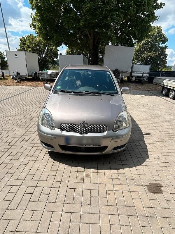 Grau Gebraucht 2004 Toyota Yaris Kleinwagen | 1.800 € (Fairer Preis) - Bild 1/4
