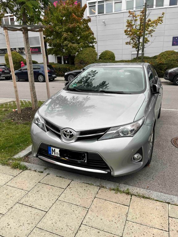 Silber Gebraucht 2013 Toyota Auris Edition Limousine | 8.000 € (Guter Preis) - Bild 1/4