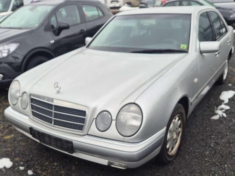 Gebraucht Mercedes E230 Elegance 150 PS (110 kW) 1997 Silber Limousine