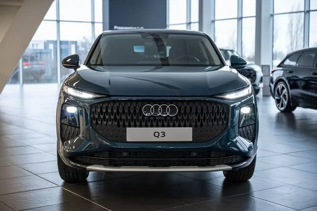 Gebraucht Audi Q3 Sportback Sport 150 PS (110 kW) 2026 Blau SUV