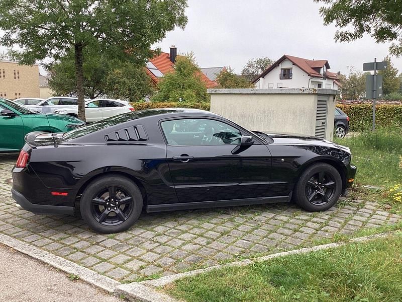 Second-hand Ford Mustang 305 CP (224 kW) 2011 Negru Coupe