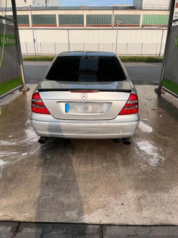 Grau Gebraucht 2004 Mercedes E220 Limousine | 1.700 € (Superpreis) - Bild 1/4