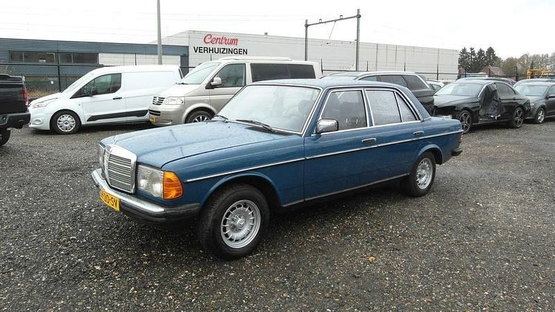 Gebraucht Mercedes 200 109 PS (80 kW) 1980 Limousine