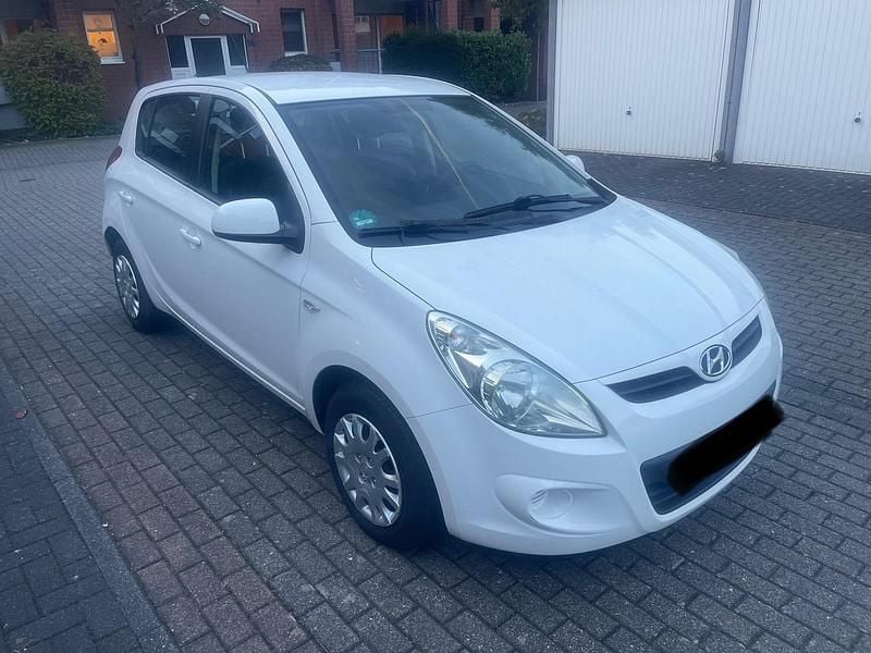 Weiß Gebraucht 2011 Hyundai i20 Limousine | 2.650 € (Guter Preis) - Bild 1/4