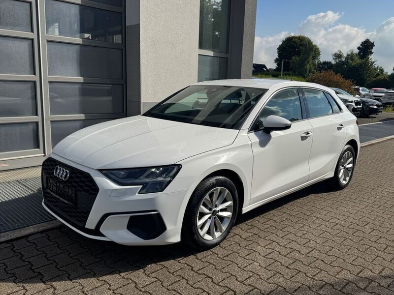Weiß Gebraucht 2021 Audi A3 Sportback Basis Limousine | 17.990 € (Guter Preis) - Bild 1/4