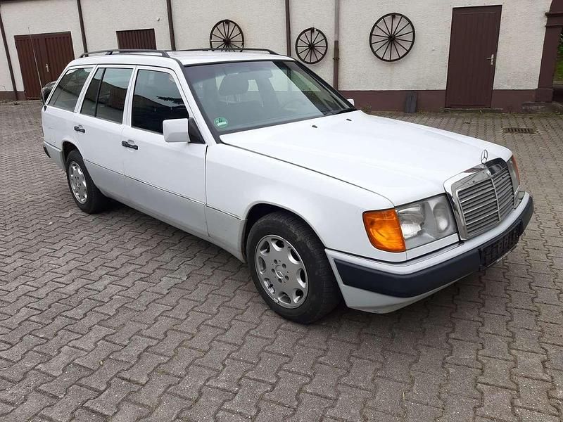 Weiß Gebraucht 1993 Mercedes E220 Kombi | 4.450 € - Bild 1/4