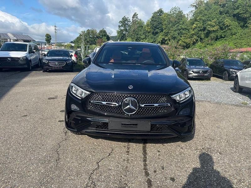 Schwarz Neu 2025 Mercedes GLC300e AMG Limousine | 88.600 € - Bild 1/4