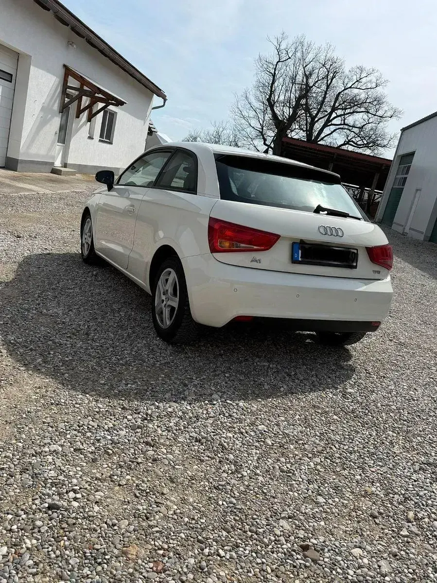 Używany Audi A1 Attraction 86 KM (63 kW) 2011 Biały Hatchback