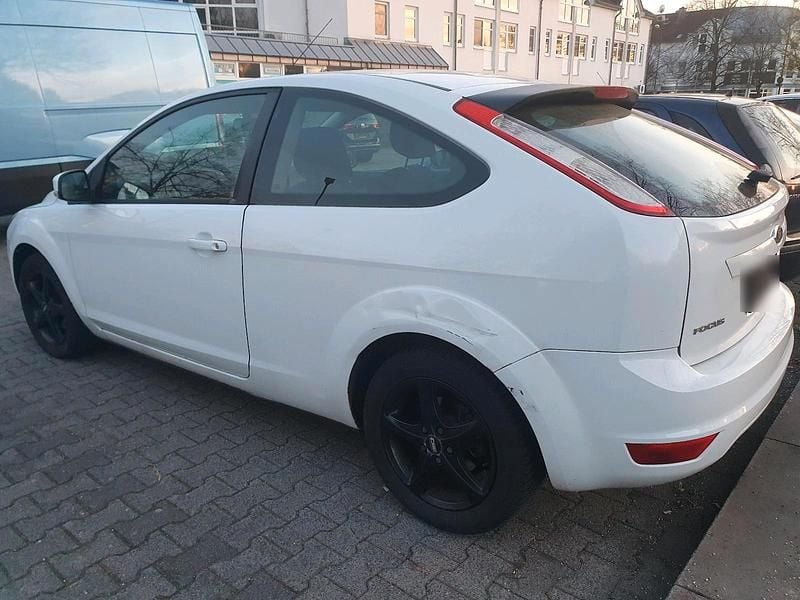 Gebraucht Ford Focus 101 PS (74 kW) 2010 Weiß Kleinwagen