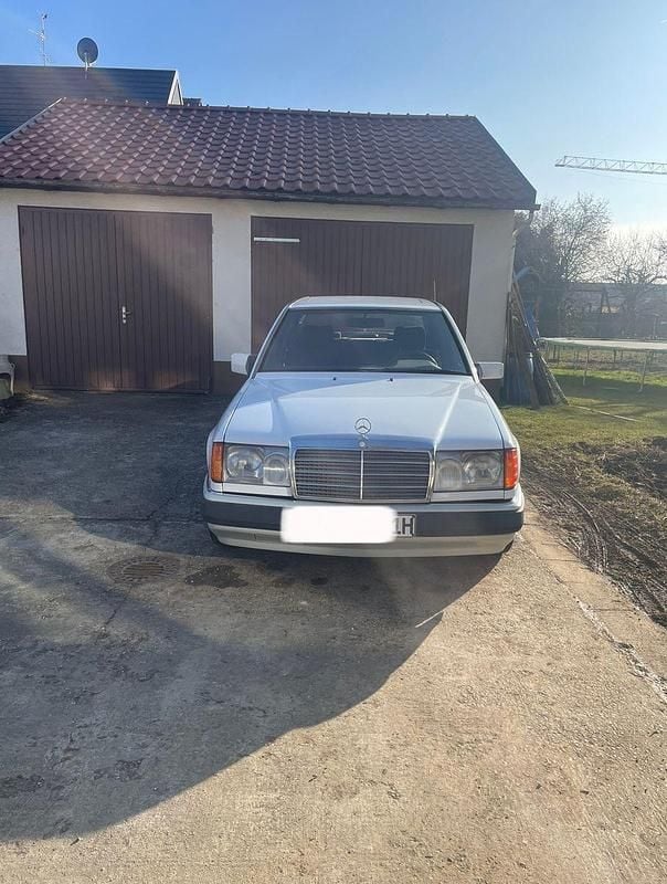 Weiß Gebraucht 1991 Mercedes 200 Limousine | 3.999 € - Bild 1/4