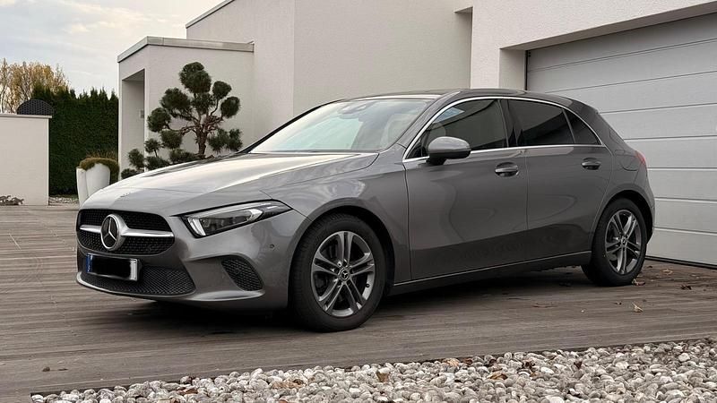 Grau Gebraucht 2019 Mercedes A220 Kleinwagen | 24.900 € (Fairer Preis) - Bild 1/4