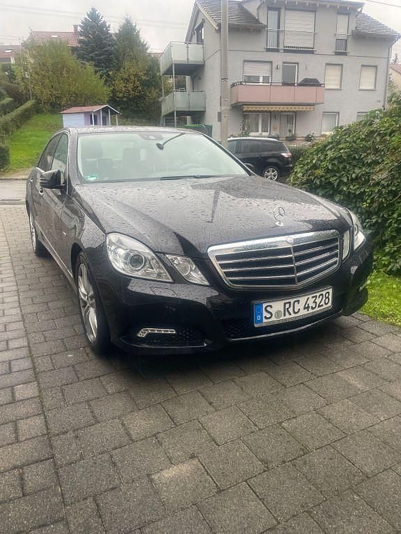 Schwarz Gebraucht 2009 Mercedes E200 Avantgarde Limousine | 14.100 € (Etwas zu teuer) - Bild 1/4