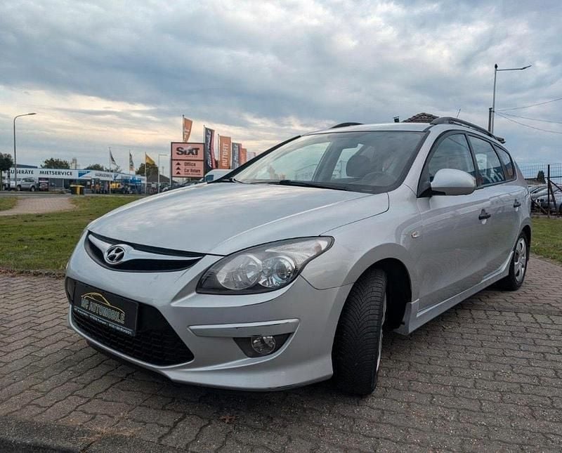 Grau Gebraucht 2011 Hyundai i30 Kombi | 1.150 € (Superpreis) - Bild 1/4