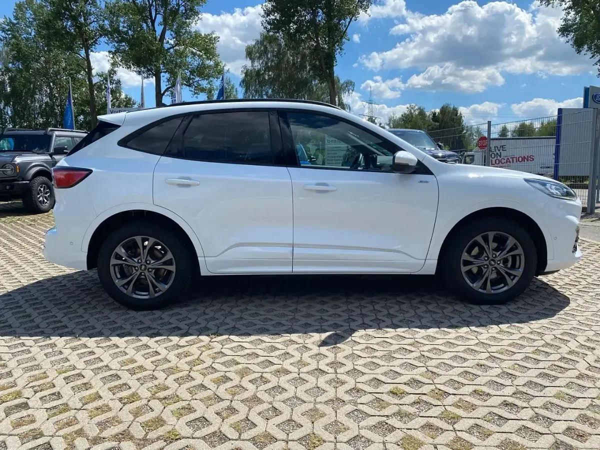 Gebraucht Ford Kuga ST-Line 224 PS (164 kW) 2022 Frozen white (weiss) SUV