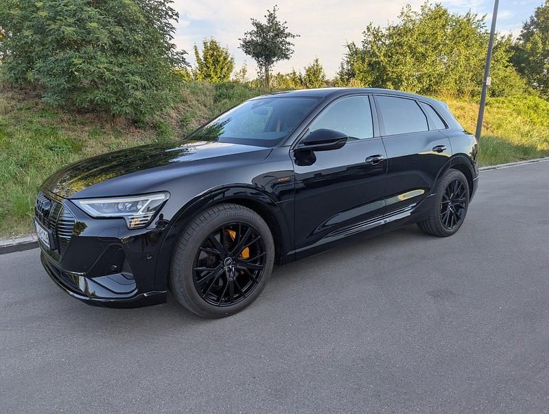 Schwarz Gebraucht 2022 Audi e-tron Black Edition SUV | 36.790 € (Fairer Preis) - Bild 1/4