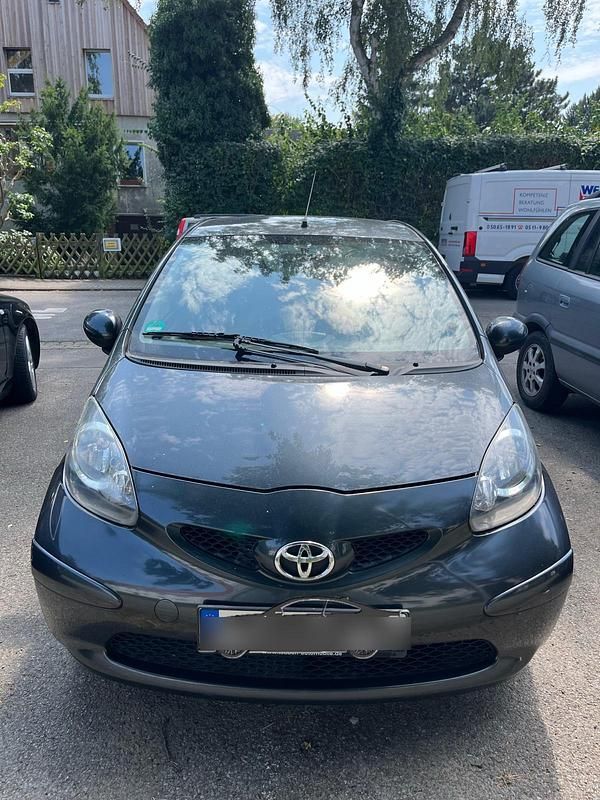 Grau Gebraucht 2007 Toyota Aygo Kleinwagen | 2.700 € (Fairer Preis) - Bild 1/4